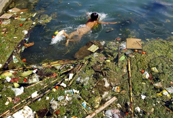 Дете се къпе в ужасно замърсените води на провинция Guizhou(2006 г). Снимка: Reuters