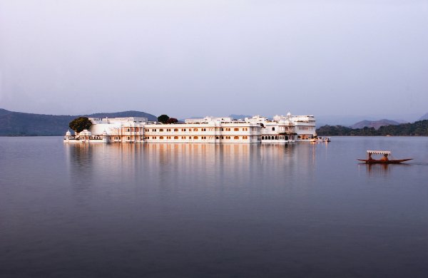8. Taj Lake Palace – Удайпур, ИндияХотелът е разположен на четири акра остров в езерото Пикола. Това осигурява на посетителите му спокойствие и тишина. Taj Lake Palace разполага със страхотен СПА център и предлага на гостите си курсове по медитация и йога. В този хотел е заснет част от филма „Октопуси“ през 1983 година.Снимка: huffingtonpost.com