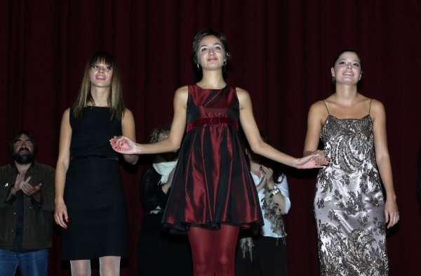 2007 г. Премиерата на филма "Шивачки". Актрисите в главните роли Виолета Марковска, Елен Колева и Александра Сърчаджиева поздравяват зрителите на филма. Снимка: Булфото