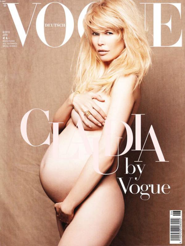 Супермоделът Клаудия Шифър се разголи за немския Vogue, докато беше бременна с третото си дете 