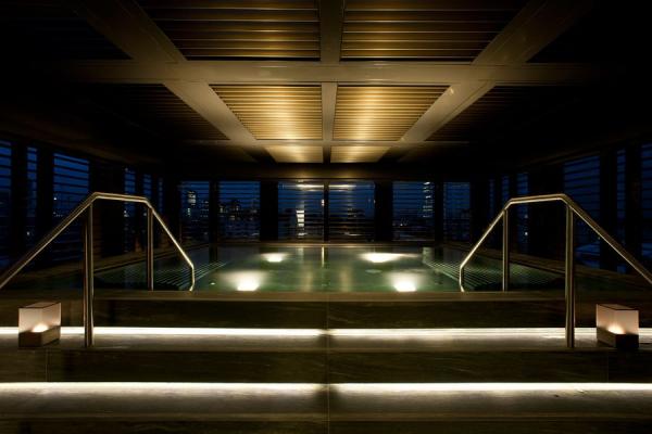5. Armani/SPA, Armani Hotel Milano – ИталияСПА комплексът във втория Armani Hotel е създаден от самия Джорджио Армани. Той залага на мъжкия минимализъм в дизайна. Всичко е премерено и изчистено. Огромният басейн предоставя гледка към красивите едни от най-забележителните гледки на Милано.Снимка: travel.yahoo.com