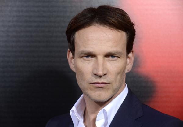 7. Забавният фенПрез 2011 Стивън Майер призна, че е имал няколко странни случки със свои фенове. Всъщност няколко мъже са го търсили с молба актьорът да остави гласови съобщения на техните съпруги, звучейки като своя герой от сериала „Истинска кръв". Въпреки че молбите са били меко казани странни, Стивън е направил този жест няколко пъти.Снимка: Reuters