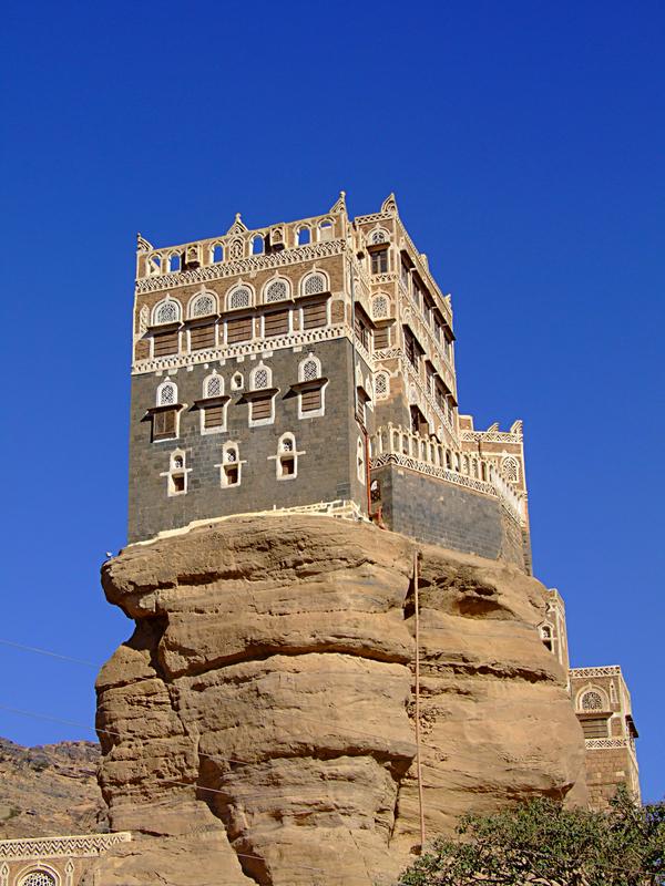 Dar Al Hajar (Rock Palace)—Wadi Dhahr, Yemen, Снимка: DreamstimeНамира се в Sana’a, едно от най-старите населени места на планетата, тази пет-етажна крепост е била построена през 30-те години на миналия век от Имам Яхия като негова лятна резиденция. Той е управлявал страната до неговото покушение през 1948 г. Сега замакът е отворен за посетители и е туристическия символ на Йемен.
