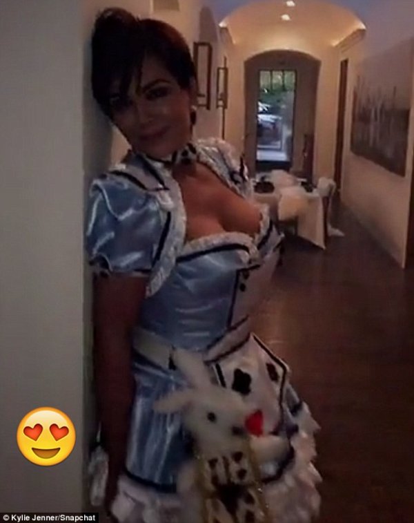 Крис Дженър като "Алиса в страната на чудесата"; Снимкa: Snapchat 