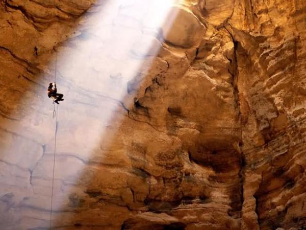 Пещерата "Меджлис Ал Джин" (Majlis al Jinn Cave) - Оман, Снимка: mediadump.comПещерата "Меджлис Ал Джин" е втората по големина пещера на Земята. Намира се в изолиран район на платото Селма в  източната част на планината Ал Хаджар, Оман. Това е невероятна пещера, която може да бъде посетена през цепнатина в земята само с въже. Височината във вътрешността й се простира от 120 до 150 метра. Тя е толкова гигантска, че може да побере и най-голямата египетска пирамида. Според геолозите пещерата е на 50 милиона години.