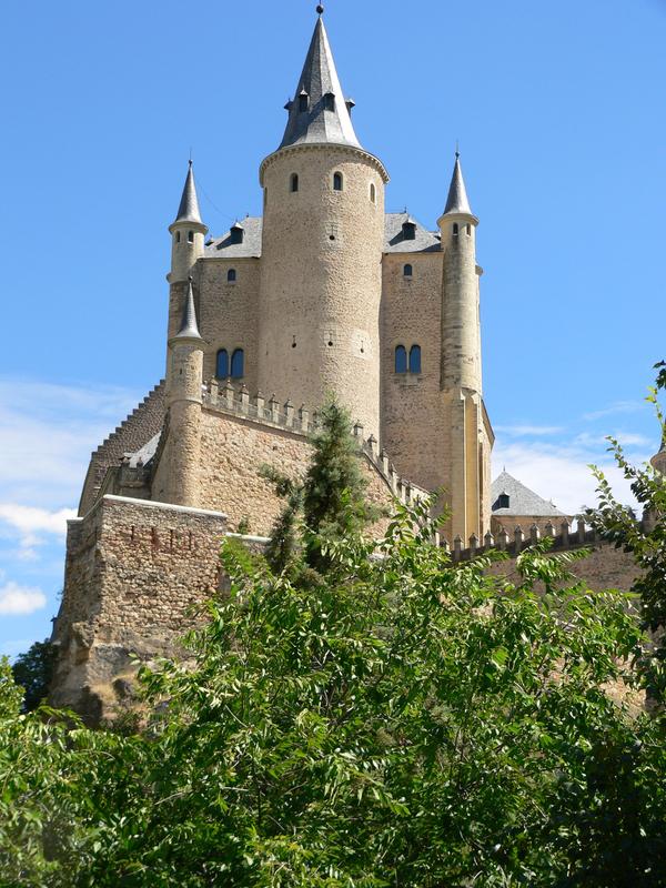 Alcazar—Segovia, Spain, Снимка: DreamstimeАлказар е бил построен като арабска военна крепост в 12 век и през годините е служел за убежище на благородниците, за затвор и за артилерийско училище. Известен е с архитектурните си качества – формата на нос на кораб, много високата си кула и острите върхове. Днес е отворен за туристи през цялата година и е дом на Испанските военни архиви.