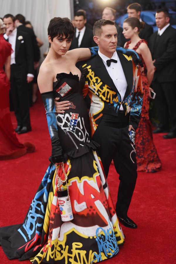 Кейти намекна за сътрудничеството си с модния бранд като се появи на Met Gala през май в компанията на креативния директор на Moschino - Джеръми Скот и в негов тоалет, разбира се.; Снимка: gettyimages.com