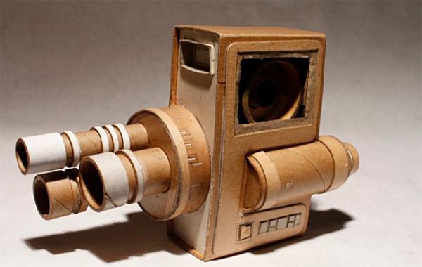 Снимка: thedesigninspiration.com via ecofriend.comДизайнерът Киел Джонсън, носител на многобройни награди за уникалните си произведения, също намира вдъхновение в картона и е създал цяла серия ретро фотоапарати изцяло от него.
