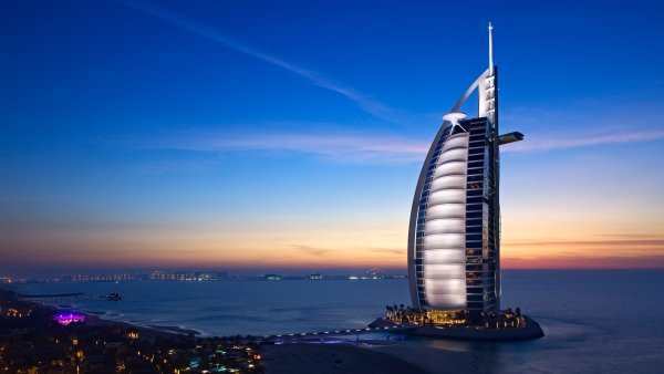 3. Burj Al ArabКултовият хотел Burj Al Arab олицетворява всичко луксозно и екстравагантно в Дубай. Напълно естествено седемзвездният хотел се нарежда сред най-луксозните в емирството. Посетителите му разполагат с лични икономи, огромни апартаменти, свобода и неприкосновеност на личния живот. Всеки гост е много важен за хотела и получава специално отношение.Снимка: kinghdwallpaper.com