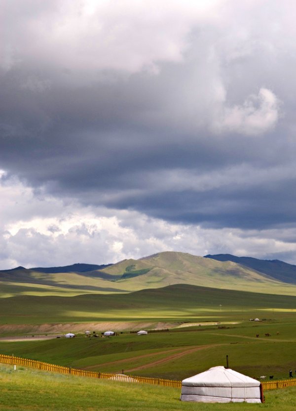 Снимка: Gorkhi-Terelj, Ulaanbaatar, MongoliaУлаанбаатар се намира в монголските степи на около 1 300 м надморска височина. Този град е и най-студената столица в света. През януари температурата рядко надвишава -16°C. Ако не сте почитатели на студа, но желаете да посетите това екзотично място, може да се скриете от мразовитите температури в някой от впечатляващите музеи в града или в най-големия монголски манастир с ужасно трудното за произнасяне име - Gandantegchinlen Khiid.