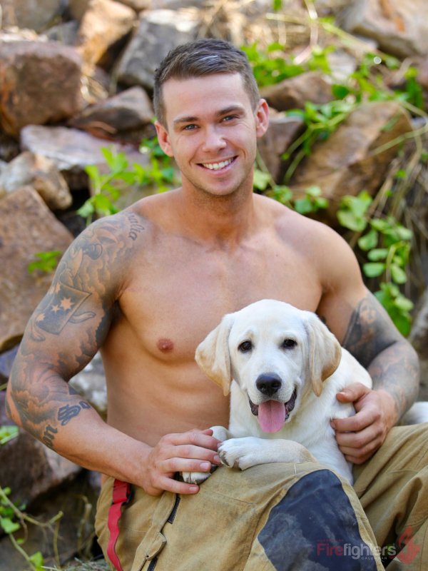 Снимка: @australianfirefighterscalendar.com