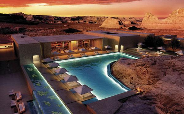 4. Най-доброто място за плуване в басейн: Amangiri, Lake Powell, ЮтаКакво ще кажете да си почивате, заобиколени от красотата на каньони? Това може да ви предложи хотела Amangiri, който предлага изобилие от бира, която да разхлажда посетителите, както и огромен басейн със същата цел. В басейна е врязано скално образувание отпреди 165 милиона години. Водата в басейна е солена, което ви позволява да плувате в „медитативно състояние“.Снимка: Aman resorts