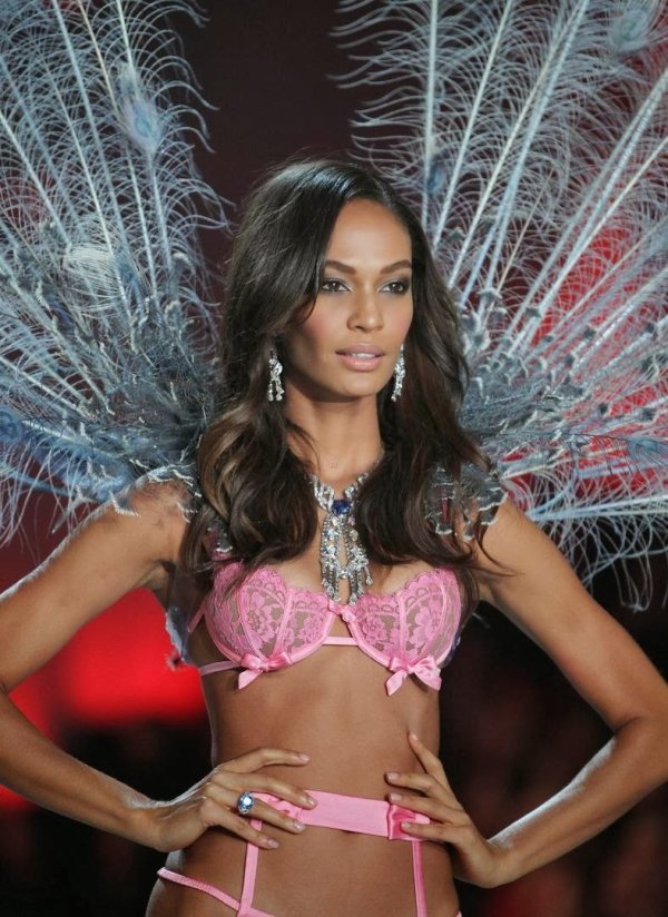 Джоан СмолсСнимка: Victoria's Secret Fashion Show; Reuters