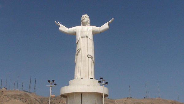 4. The Christ of the Pacific в Перу – височина: 22 метраCristo del Pacífico, както е известна статуята в Перу, е построена като прощален подарък за народа от отиващия си по това време президент. Когато той губи изборите през 2011 година, решава, че иска да построи копие на статуята на Исус в Рио де Жанейро. Това довежда до редица критики, обвиняващи Перу в копиране.Снимка: oldkim