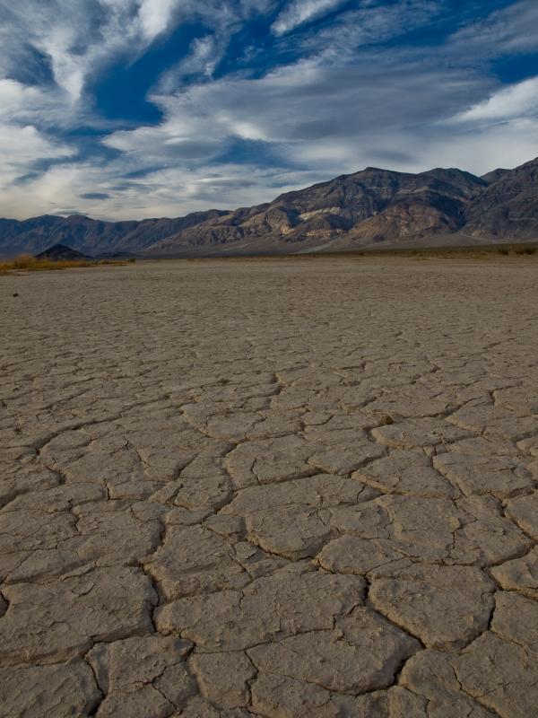 Снимка: DreamstimeDeath Valley (Долината на смъртта), Невада, САЩПростираща се в американската пустиня Мохаве, Долината на смъртта се смята за едно от най-горещите, сухи и негостоприемни места на земята. Това са пустинни равнини, каньони, каменни планини, процепи и солени пясъчни долини разстлани през 3,3 милиона акра пустош. Тук слънцето няма пощада - най-високата температура, измерена в Долината на смъртта, е зашеметяващите 57 С, което е само 2 градуса по-ниско от световния рекорд, измерен някога на Земята.Името си този национален парк получава в средата на 19 век по времето на калифорнийската Златна треска и първите заселници от европейски произход.Около 100 фургона със заселници се загубват в долината за седмици през 1849 г., докато търсят пряк път към златна жилка. През това време групата оцелява, благодарение на няколкото извора, които открива в района, но се налага да изгарят каруците си и да ядат домашните си животни. В крайна сметка, заселниците намират изход от долината и макар че в това изпитание само една единствена жена намира смъртта си, горещата пустош остава за винаги дамгосана с ужасяващото си име, вдъхновило по-късно редица романи и филми.