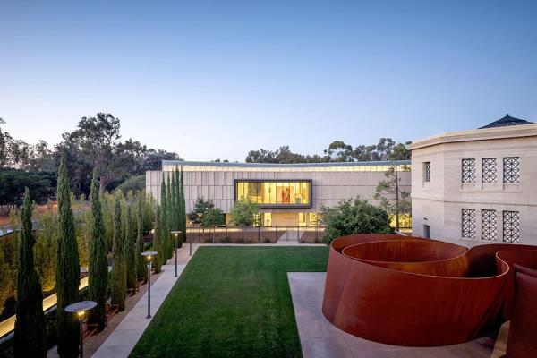 Снимка: architecturaldigest.comТази галерия "Андерсън" е част от Станфордския  университет и се намира в Пало Алто, Калифорния. В нея има голяма експозиция, посветена на американското изкуство на  20-ти век. Дизайнът на сградата е с прости линии, като във фасадата ѝ има много стъкло и бетон, които демонстрират баланс между полезност и красота.