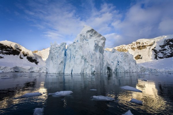 1.	 Антарктида. Малко хора биха се осмелили да отидат на това място. Антарктида все още няма постоянни жители, никакви пътища или сгради (с изключение на няколко научни станции). Замразеният снежен пейзаж наред с богатата дива природа обаче са магнит за някои смели ентусиасти.Снимка: Dreamstime