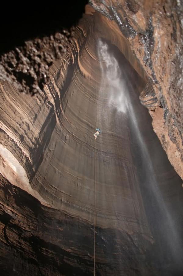 Фантастичната пещера (Fantastic Cave Pit) - САЩ, Снимка: mediadump.comТази вертикална пещера или по-точно яма съдържа няколко големи шахти с огромна дълбочина. Вероятно се е формирала в резултат на дългосрочна ерозия от вода. Намира се в пещерата Елисонс (Ellisons), на изток от Лафайет, щата Джорджия. Тя е най-дълбоката дупка в континенталната част на САЩ. Толкова е дълбока, че ако пуснеш предмет той пада цели 8 секунди преди да се удари в дъното.