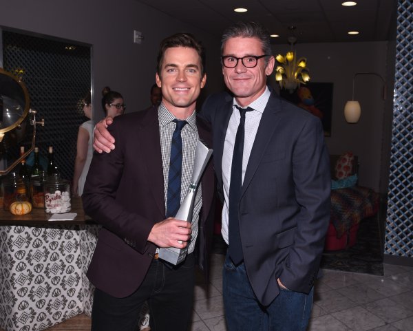 Мат БомърХубавецът Мат Бомър е известен с работата си в сериала "White Collar", а скоро ще го гледаме в продължението на хита "Професия: Стрийптизьор". Той обаче е открит хомосексуалист и дори преди три години сключи брак със своя партньор Саймън Холс (на снимката). Съпрузите имат двама сина, родени от сурогатна майка.Снимка: Getty Images