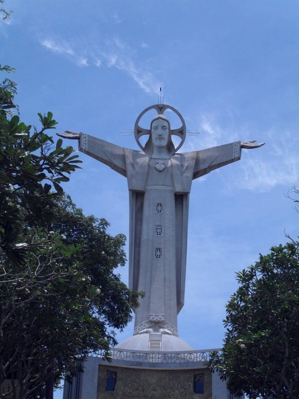 17. Christ of Vung Tau във Виетнам – височина: 32 метраКатолическата асоциация във виетнамския град Вунг Тау започна изграждането на тази огромна статуя през 1974 година и я завършва през 1993 година. Около главата на Исус има ореол, направен от метални лъчи. Посетителите могат да изкачат около 200 стъпала, а след това да се разходят по ръцете на Christ of Vung Tau.Снимка: Wikimedia