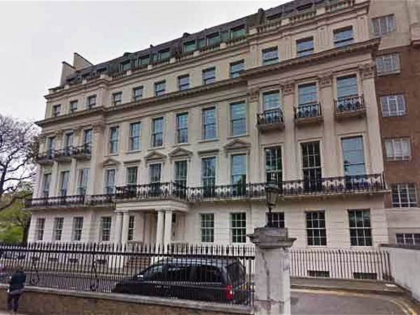 Снимка: telegraph.co.ukНайтсбридж, ЛондонАко имахте 500 000 милиона долара, бихте ли ги дали за една къща? Едва ли! Собствениците на Найтсбридж обаче, се надяват някой все пак да прояви интерес към имението в Лондон. Неговата пазарна цена в момента е 486 млн. долара. То разполага с 45 спални с бронирани стъкла и има разкошен изглед към Хайд парк.300-годишната семейна къща има огромен басейн, масивна кухня, подземен паркинг сутерен и три асансьора.