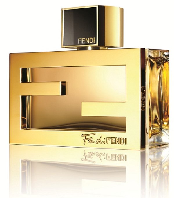Снимка: FENDI5.Fan di Fendi на FendiСлед миналогодишния успех на парфюма Fan di Fendi, марката пуска на пазара по-лека версия тоалетна вода, точно за пролетния сезон. С топ нотки на круша, касис и мандарина се създава сладко и плодово усещане и се запазва лекото и ведро настроениe през целия ден.