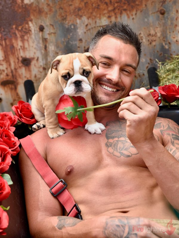 Снимка: @australianfirefighterscalendar.com