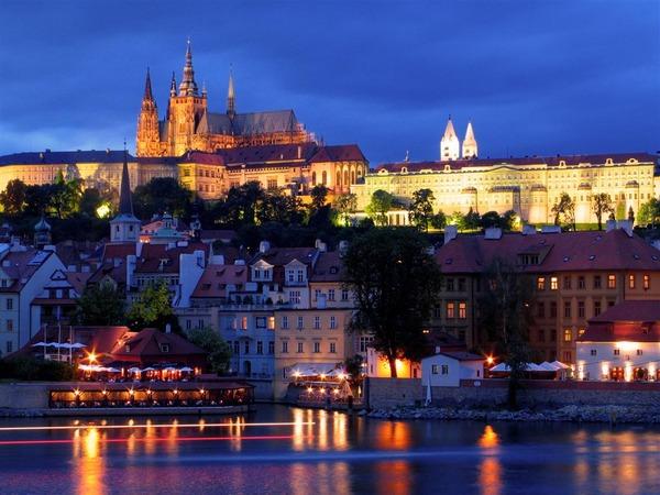Prague Castle. The Czech Republic. Емблематичният Prague Castle е един от най-големите и най-стари замъци в света. Той е с дължина около 570 м и ширина 130 м, а с дизайна му е обвързан буквално всеки архитектурен стил от последното хилядолетие – готика, романски, барок... Първите сгради на комплекса са издигнати още през 9-ти век.Снимка: opentravel.com