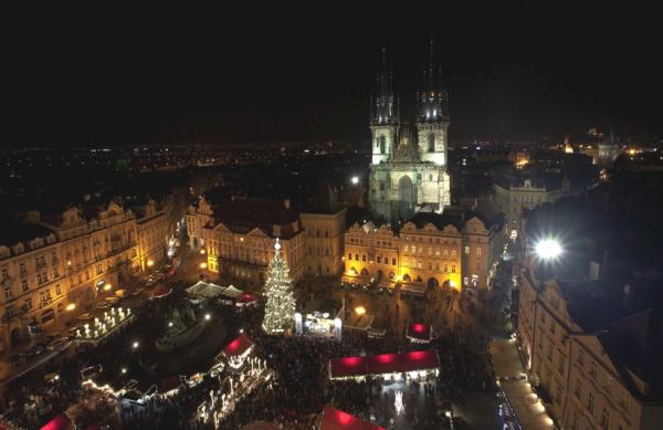 8. Чехия - Pretty Prague (1-ви декември – 1-ви януари)Прага е страхотно място, особено по време на празници. Всеки ден има програма с певци, както и се организират разходки из града, с които да се напомнят коледните обичаи и традиции. На сергиите се продават свещи, изобразяващи сцени от Рождество Христово, бижута, играчки и фойерверки. На пазара се извисява огромна коледна елха, под която има сложени прасенца-касички, в които хората могат да дарят пари за благотворителност.Снимка: adelto.co.uk