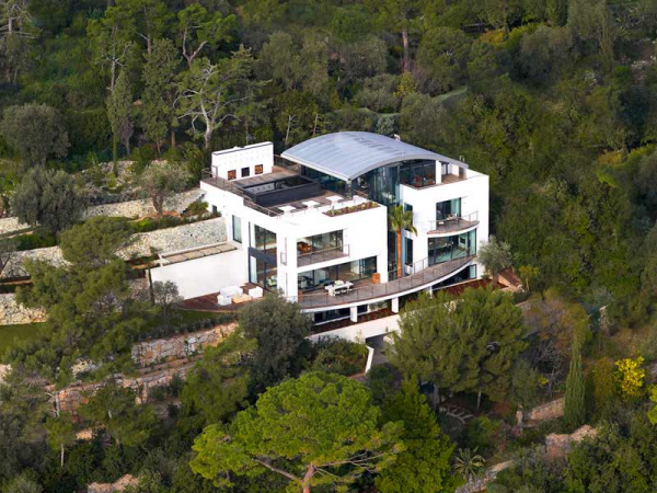 Вила „О“ в Кот д'Азур, Франция (Villa O in Cote D’Azur, France); Снимка: smashingtops.comТя е разположен на френската Ривиера, недалеч от Ница. Тази вила предлага невероятни гледки към морето и своите красиви градини, разпръскващи дъх на жасмин и розмарин. „Зелената експлозия“ на това прекрасно място е съчетана с модерна архитектура, стилен интериор и лукс от най-високо равнище. Цените за престой във вила „О“ са между 4 и 11 хиляди евро на вечер.