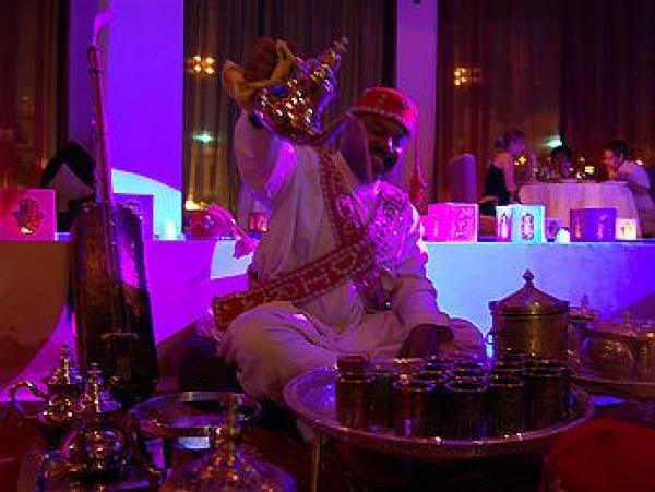 Манама...Снимка: bahrein resortДобре дошли в оазиса на Средния Изток. Манама е популярно място сред арабите, където те бягат от тежките закони в техния свят. Тук те могат на воля да купонясват, да се отдават на страстите с хора от техния пол, да си наемат проститутки (което като цяло не е много законно, но пък е напълно възможно и лесно достъпно). Голяма част от пребиваващите там са мюсюлмани, но този град не е непознат и на чужденците, които откриват все по-често очарованието му. Известен със своята либералност, той дава право на жените да гласуват през 2001г. и им позволява да шофират. Много от мюсюлманите го избират за релакс през уикенда, където да отпуснат на воля.