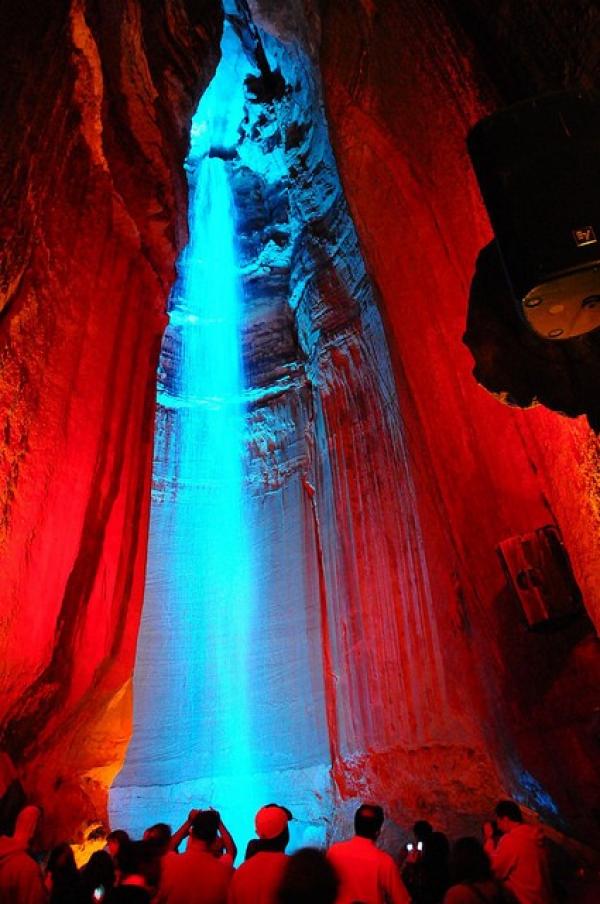 Снимка: Valerie Everett„Руби Фолс“, Тенеси, САЩ (Ruby Falls)Намира се на 340 м под земята, под планината Lookout в Тенеси. „Руби Фолс“ е най-високият подземен водопад в САЩ. Той се спуска от 44 метра в огромна вертикална шахта. След като достигне дъното на галерията, събраната дъждовна и изворна вода, в крайна сметка, се присъединява към река Тенеси в подножието на планината.Водопадите са туристическа атракция от 80 години насам и са вдъхновявали редица музиканти, сред които е Джони Кеш.