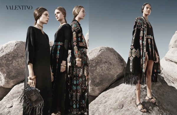 10. Valentino Spring/Summer 2014С участието на Малика Фърт, Аугуст Абелиунайте, Естер Хееш, Ине Нийфс и Маарти Верхоф, фотограф – Крег МакДийнТози сезон бележи отклонение от линията, която следва Valentino – нейните дами напускат сигурността на красивите си и богати домове и са изложени на природните стихии на пустинята. Това показва жената окуражена, силна, но и романтична и леко драматична. Тази рекламна кампания показва, че жената Valentino вече не е толкова крехка.Снимка: Valentino