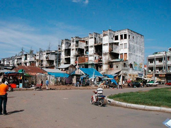 Снимка: jinja_cambodiaКомплексът Басак – КамбоджаДългата близо 300 м жилищна сграда Басак е една от архитектурните перли на Камбоджа, проектирана и построена през 60-те години на миналия век по градоустройствен проект за осигуряване на евтини жилища в града. 