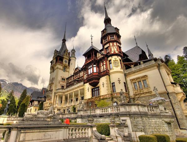 Peleş Castle. Romania.  Разположен в идиличнта обстановката на Карпатите, румънският замък Peleş Castle буквално е с приказно строителство. Започнато през 1873 г., в изграждането на комплекса взимат участие няколко страни. Ето как кралица Елизабет Румънска описва строителната фаза: „Италианците бяха зидари, румънците изграждаха терасите, албанците и гърците обработваха камъните, германците и унгарците бяха дърводелци, турците печаха тухлите, инженерите бяха полски, камък резбарите - чешки, французи се заеха с боядисването, а англичани с измерванията...". Очевидно работниците са говорили около 14 различни езика.Снимка: opentravel.com