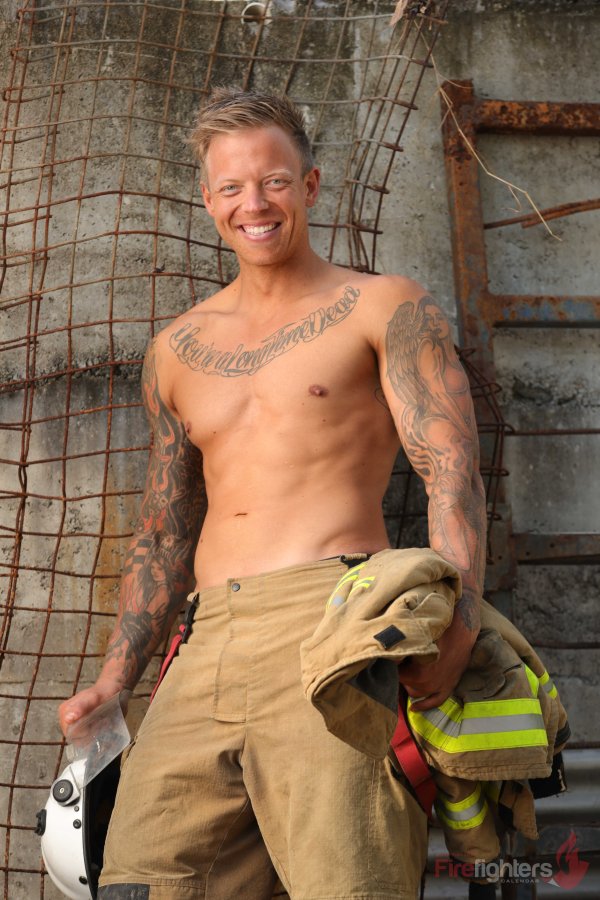Снимка: @australianfirefighterscalendar.com