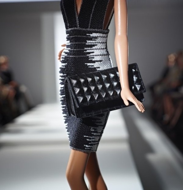 Модел от 2013 г. на Herve Leger by Max Aria