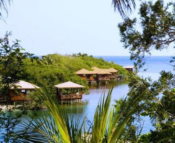 "Антънис Кей Ризорт", Хондурас (Anthony’s Key Resort);  Снимка: taratours.comЦена: от 270 долара за нощувка в стая за двамаКурортът е разположен на малък частен остров и разполага с десет бунгала над водата в близост до брега. Те са част от комплекс с 46 стаи. „Антънис Кей Ризорт“ работи изцяло на принципа „all inclusive”, така че цената определено си заслужава. Курортът е по-скоро за по-приключенски настроени хора, защото се предлагат множество дневни турове и дейности, които няма да ви оставят да скучаете. Още един плюс на тези бунгала е, че разполагат с климатик, което е рядко срещано в този ценови диапазон. 