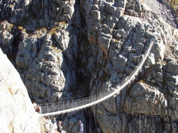 Снимка: weirdlyodd.comВисящ мост в глетчера „Трифт“, Швейцария (Hanging Bridge at Trift Glacier, Switzerland)