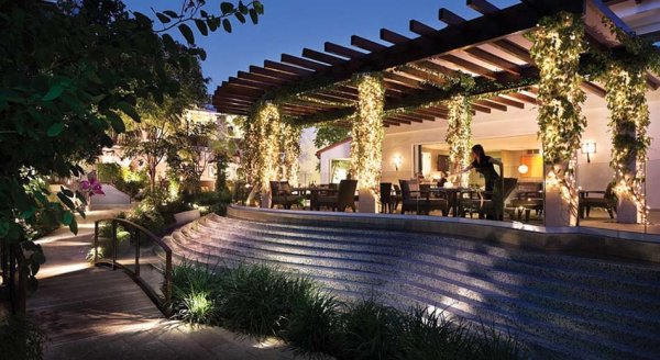 Снимка: sunsetmarquis.com8. Хотел Sunset MarquisРазположения върху над 20 дка хотел, който през 2010 год. също беше реновиран и разширен с добавени нови 40 вили срещу 30 млн. долара, е меката за големите имена от музикалната индустрия. През уикенда на Грами наградите само в този хотел са настанени 32-ма от номинираните певци и музиканти. Sunset Marquis е и изборът на европейските режисьори Дани Бойл и Педро Алмодовар, а Майкъл Фасбендер нае тук вила за 4 вечери по време на Глобусите. При престой в една от вилите – Президентската (5000 долара на вечер), преминаването през лобито може да се избегне чрез специално изградения ескалатор към подземния паркинг.Топ глезотия: Запазено време в световно известното звукозаписно студио Nightbird, където певецът и композитор Дрейк (известнен и със съвместната си работа с Алиша Кийс, Еминем, Джей Зи, Риана и др.) записа последния си албум и където бяха направени музикалните редакции на филма „Бандата на Оушън”.Кой ще отседне тук: Режисьорът на „Артистът” Мишел Азанависиус, Джордж Клуни, Ъшър.Цена на стая: от 330 долара