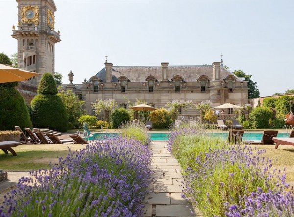 Снимка: mydomaine.comХотел "Cliveden House" в Бъркшиър, Англия е на 300 години. Днес в този 5-звезден хотел можете да отседнете с вашето куче, което ще се храни от специално кучешко меню, създадено от топ готвача Андре Гарет. В хотела има и магазин за домашни любимци.