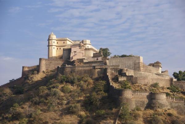 Kumbhalgarh Fortress—Rajasthan, India, Снимка: DreamstimeПостроена през 15 век от Рана Кумба, управителят на Mewar, върху скала, висока 3,500 фута, това е най-голямата и най-сложна, като архитектура, крепост в Индия. Стената й е известна с огромната си дължина ( 22.5 мили) и е третата в света след Великата Китайска Стена и Великата Стена на Горган в Иран. Мястото приютява 360 храма. Kumbhalgarh е бил използван за убежище на управниците на града по време на опасност. Днес може да бъде посещаван от туристите.