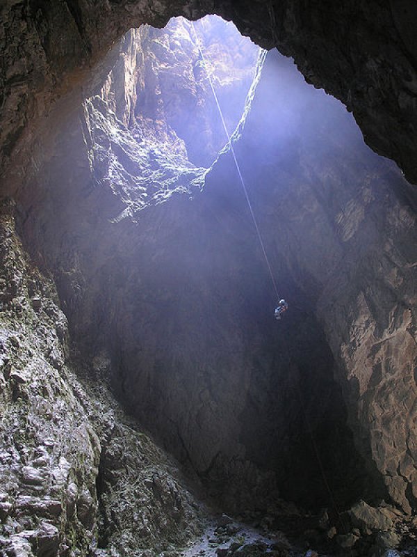 Снимка: en.wikipedia.orgHarwood Hole, Южен остров, Нова ЗеландияСъс своята дълбочина от 183 м  и ширина на отвора 50 м, Harwood Hole е най-дълбоката пропаст в южното полукълбо.
