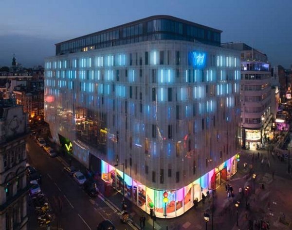 Снимка: theworldroamer.comW Hotel Leicester SquareЛуксозният, петзвезден хотел W отвори врати през 2010 година. Разположен е в "сърцето" на Лондон. Неговата "извита" структура разполага с 192 стаи и е проектирана от архитектурната фирма  Jestico & Whiles. Сградата е с циментова структура и е покрита с прозрачно стъкло, а според главния архитект Джон Уайлс, тя е  "перла в огърлицата на светлината."