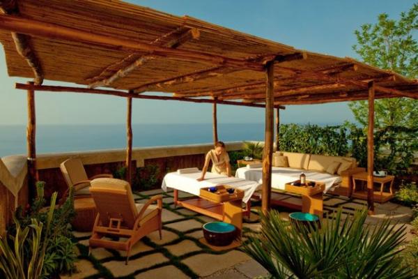 9. The Spa at Monastero Santa Rosa – ИталияБутиковият хотел отваря врати тази година. Хотелът разполага с едва 20 стаи. Обстановката наоколо е романтична и изтънчена. СПА комплексът е на четири нива и в него се включват арома парна баня, леден фонтан, хидро басейн и тепидариум. СПА центърът продължава и отвън в терасовидни градини.Снимка: travel.yahoo.com
