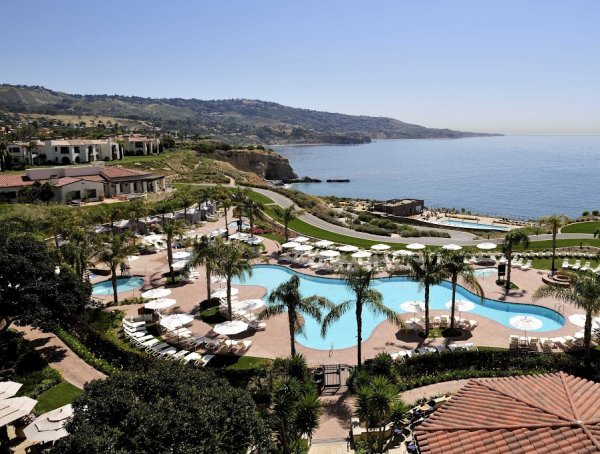 2. Най-доброто място за почивка с деца: Terranea Resort, КалифорнияАко планувате семейна почивка, ето най-подходящият хотел за целта. В Terranea Resort от най-големите до най-малките членове на вашето семейство ще се забавляват. Хотелът предлага криволичещи водни пързалки, различни забавления край басейна и плажа. По време на ученическите ваканции от Terranea Resort организират творчески лагери за деца от 6 до 16 години. За възрастните има голф игрище и СПА център.Снимка: Terranea Resort