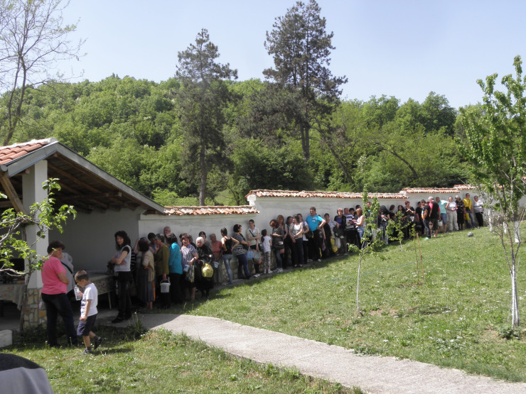 Златолист, храм