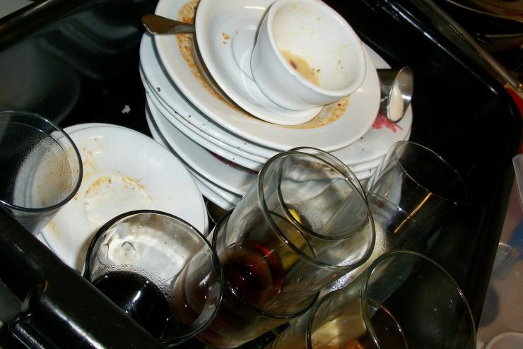 мръсни чинии