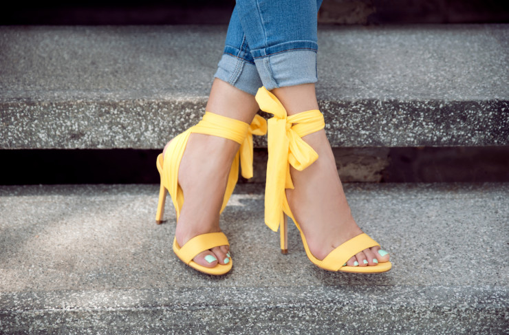 жълти обувки